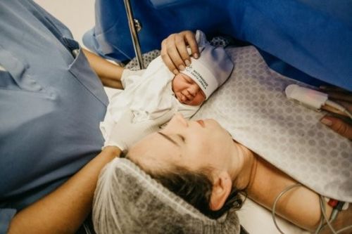 Het laatste nieuws van het bedrijf over 'Laat mijn teddybeerje vliegen': Moeder van negenjarige jongen die omgekomen is bij kerstmarktaanval brengt eerbetoon